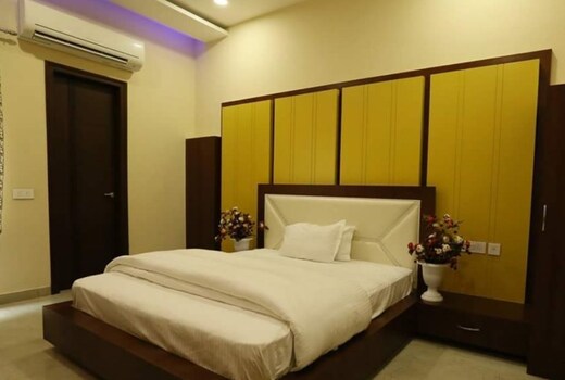 Hotel Janaks & Banquets
