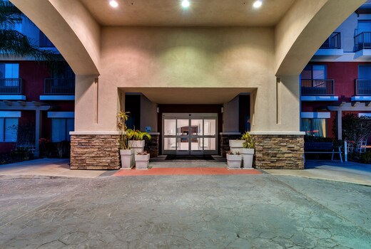 Holiday Inn Express Hotel & Suites Lake Elsinore