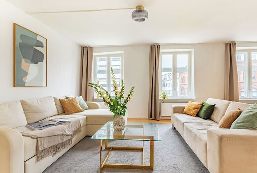 Sanders Regent Chic 3Bdr Apt with Balcony