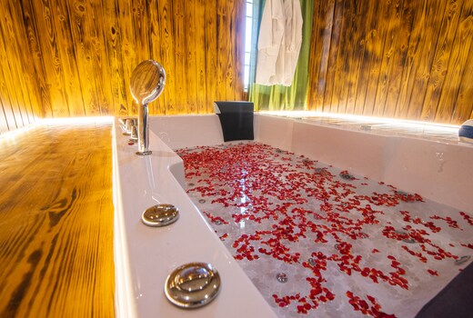 Honeymoon Suite