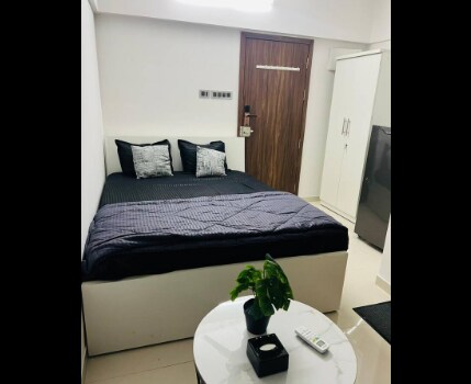 RiverEdge Studio Near Airport Couple Friendly