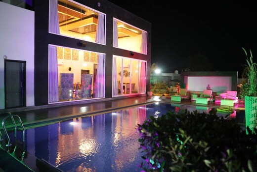 Alberto Villa -High end luxury mansion with pool