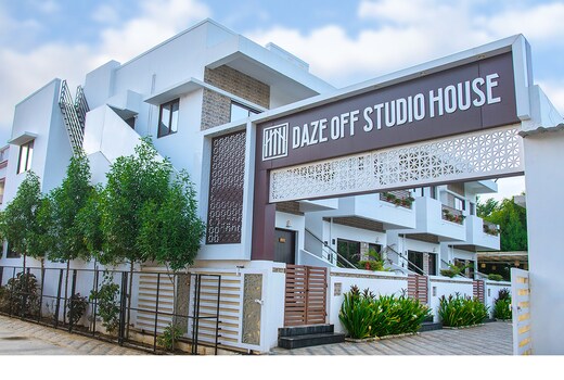 DAZE OFF STUDIO HOUSE | Wi-Fi & Lawn