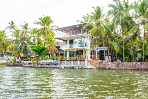 Cornelio 2BR Riverside Home