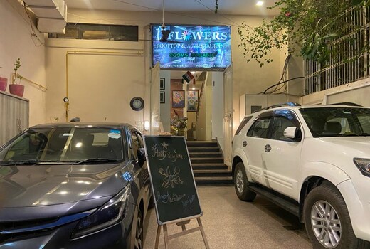 11 Flowers Rooms and Roof top CAFE