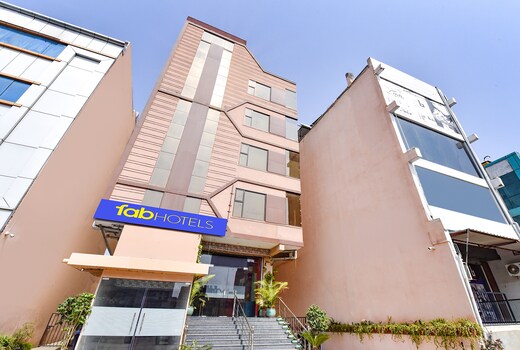 FabHotel Maru White Lotus