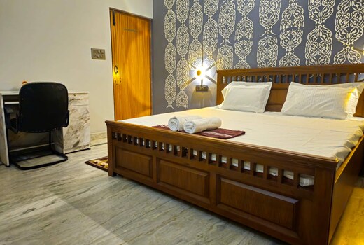 Elegant Villa 2BHK Dehradun Bathtub by homeyhuts