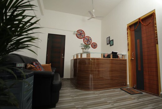 Da Meenakshis Nest