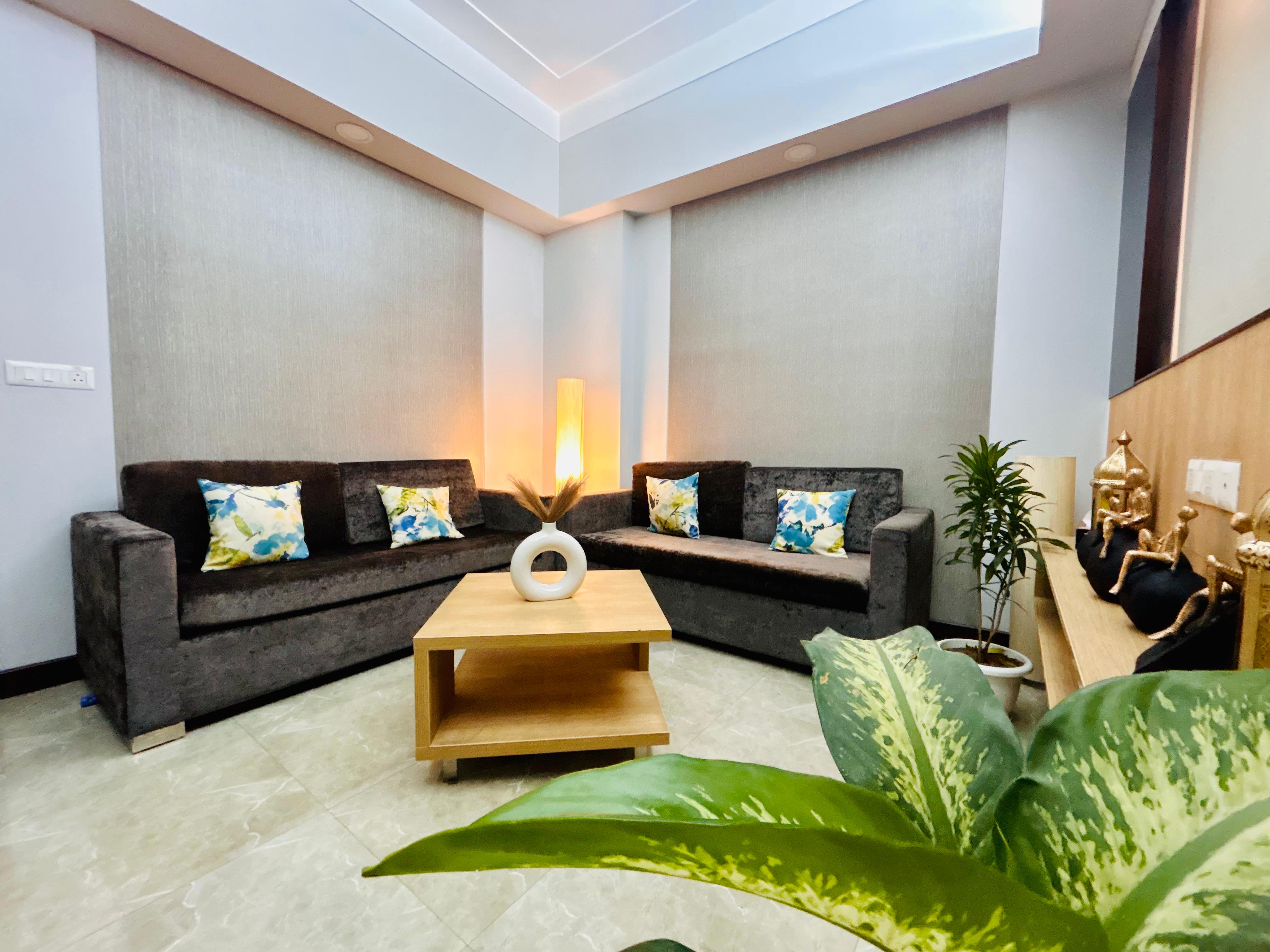 Luxury 1 BHK w Pvt Balcony & Kitchen