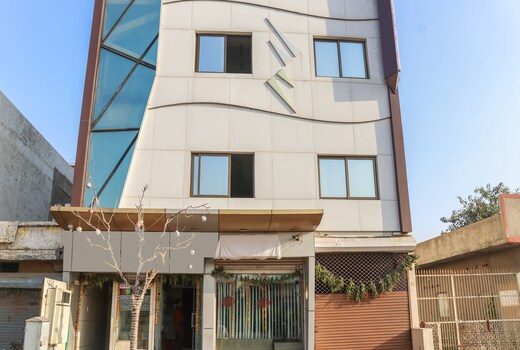 Hotel Chatako (Near CTM Circle)