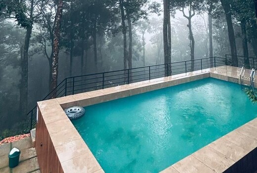 Skyfall Adventure Hostel with Pool, 900 Kandi