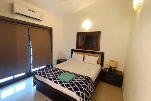 Luxurious 2BHK 3 AC WiFi Pool Backup Near To beach
