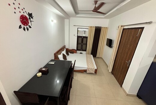 Apartment nearby medanta hospital