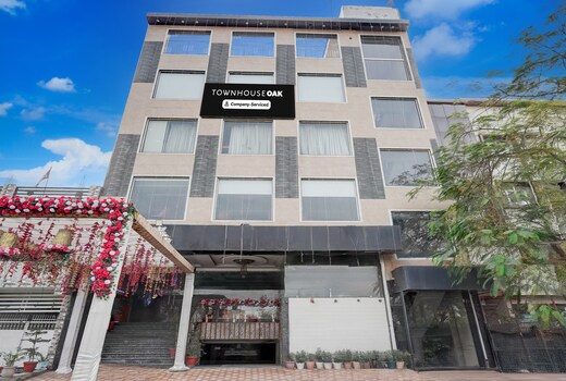 Super OYO Townhouse Oak CSJMU Kanpur Formerly Shree Dev Villa
