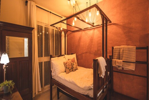 The Four Posters - Cozy 2bhk with vintage beds