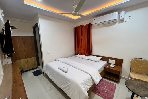 Dinesh Grand