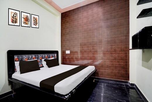 Hotel O Shree Thakur Ji Dham Guest House