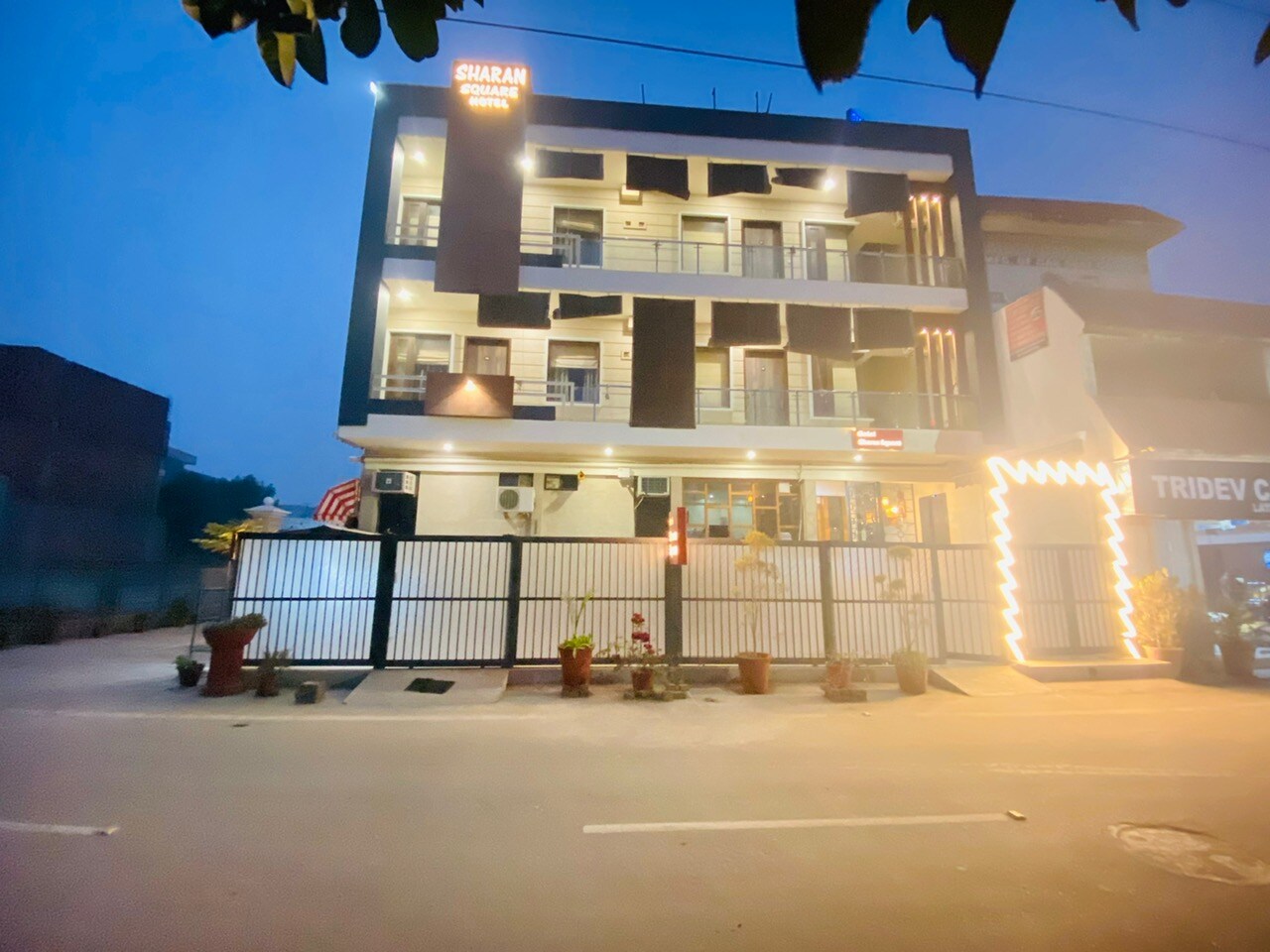 Hotel Sharan Square