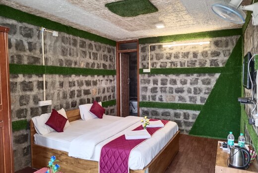 Cholai Resorts and Hotels