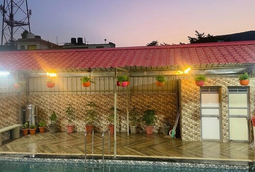 The Classic Family Pool