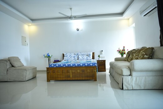 Aqua vista lake view apartment