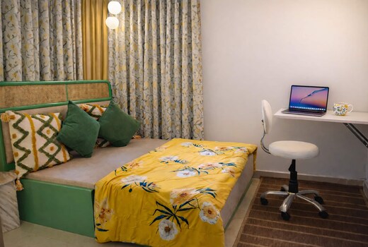 5 Luxury 2BHK Jacuzzi near metro Serene Stay
