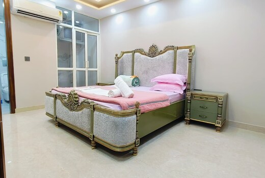 Homlee Shanti 3BHK Elevator Parking Central DEL