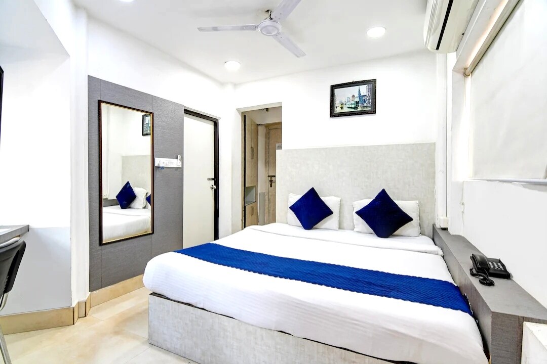 LE Cashew Paharganj Main Road Building