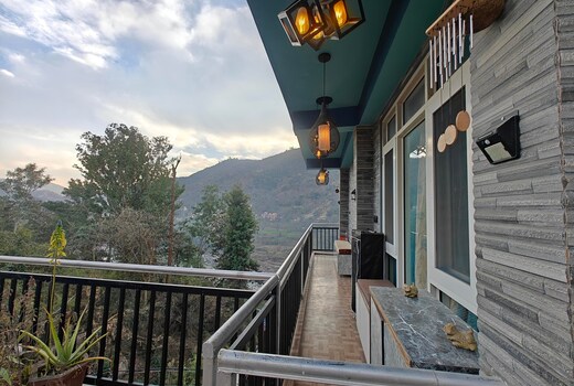 Serene Riverside Cozy Home w Mountain Views