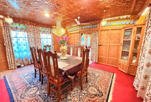 Royal Dandoo Palace - Houseboat