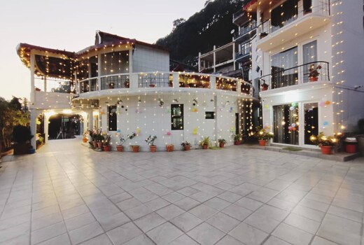 3 BR Comfy Stay with Kitchen Near Kainchi Dham
