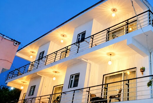 Daylight Aurelia Hills