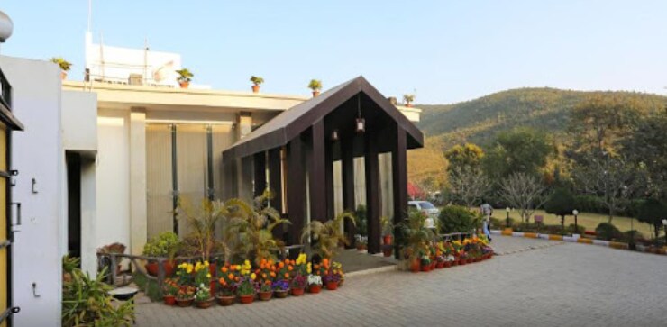 GOLDEN LEAF RESORT