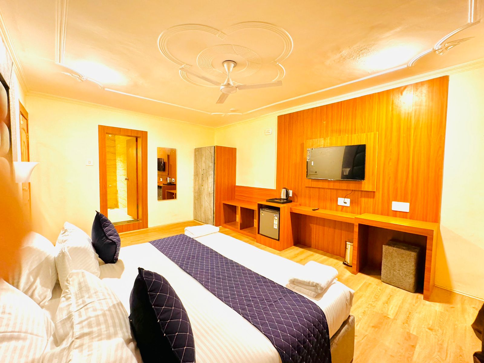 Jehlum Heights Inn