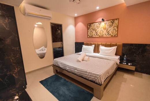 LALJI'S HOTEL & RESTAURANT