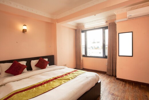 OYO 818 Hotel Queen Tower