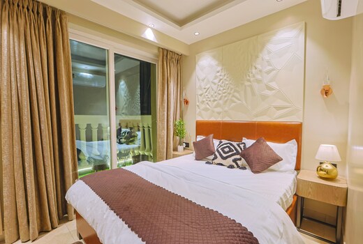 Dreamy Era Suites Luxury Stay near Gaur City