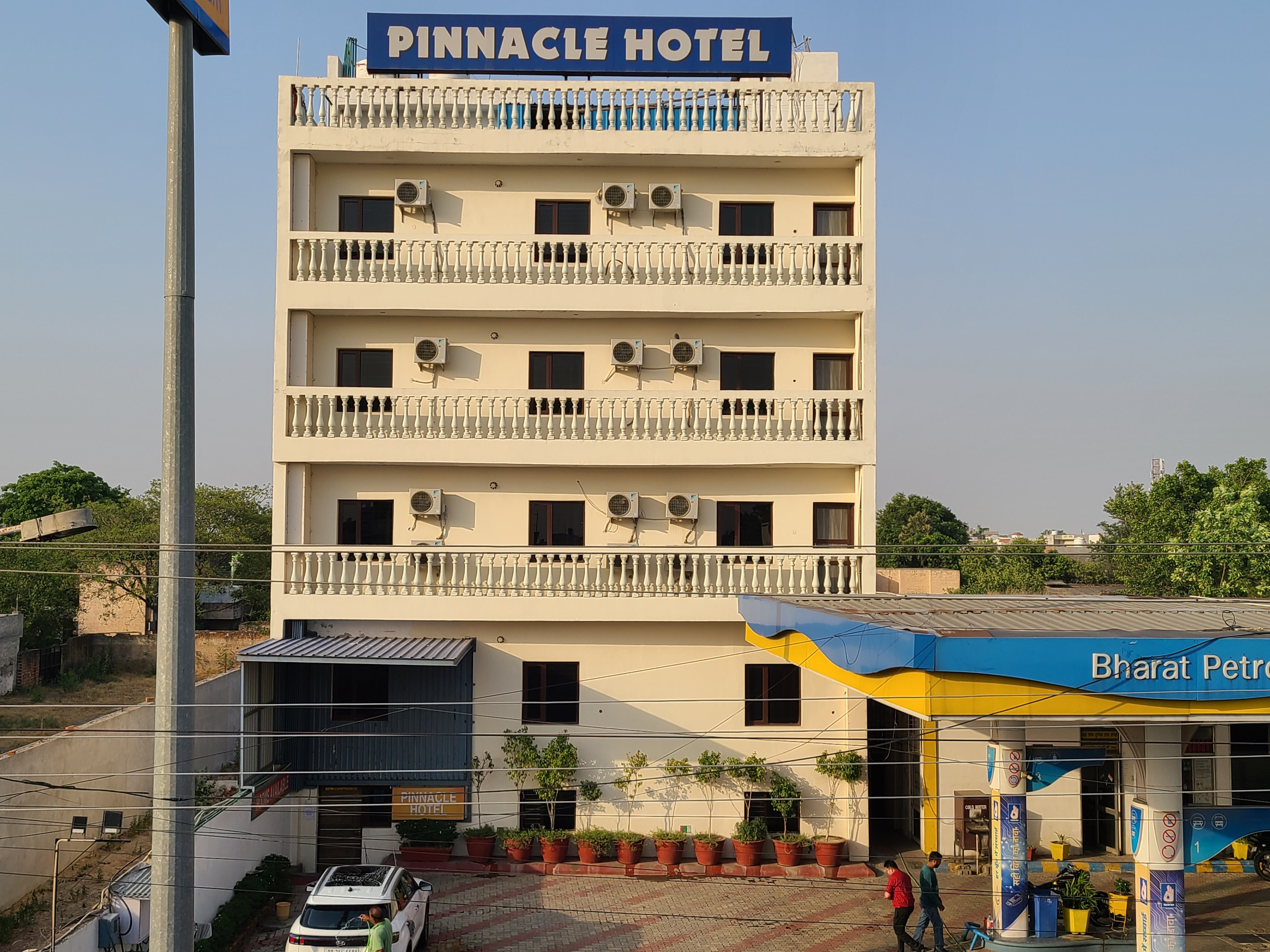 HOTEL PINNACLE