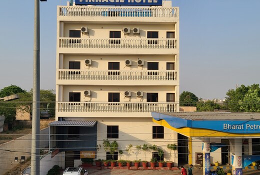 HOTEL PINNACLE