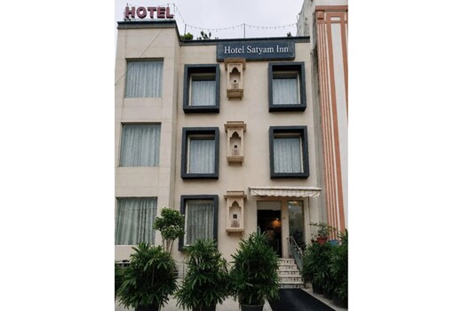 FabHotel Satyam Inn