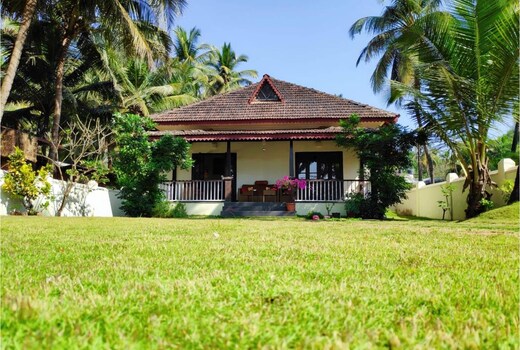 Beach villa at Morjim Beach with Cook & Caretaker