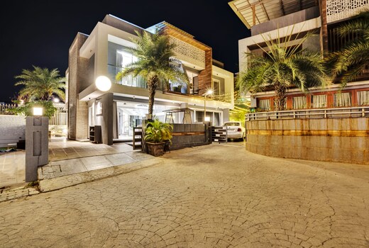 3BHK Ratna Villa with Pvt Pool & Jacuzzi, Lonavala