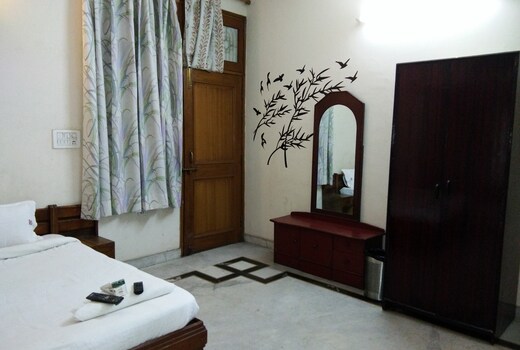 Hotel Green - 0.4km from Railway Station
