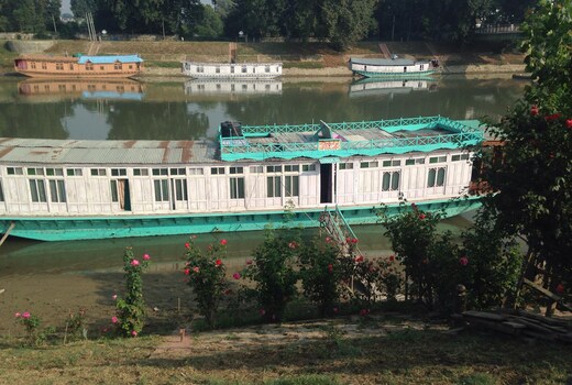 Houseboat Beauty Flower| Rooms & Caretaker