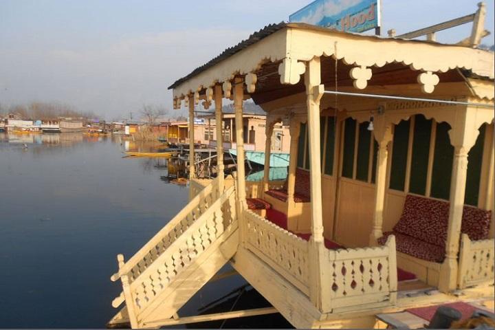 Young Robinhood Houseboat