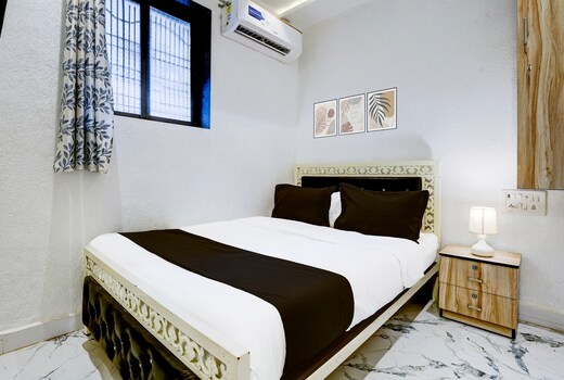Hotel O Khar East Near Railway Station