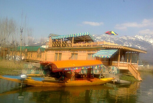Houseboat Nanga Parbat