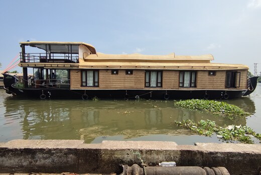 Gonavi houseboat
