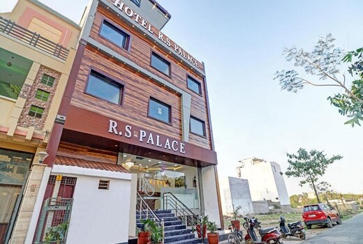 HOTEL R S PALACE