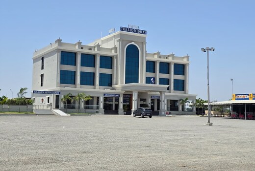 HOTEL THE LEO MIDWAY